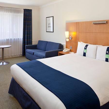Holiday Inn Guildford By Ihg Екстериор снимка