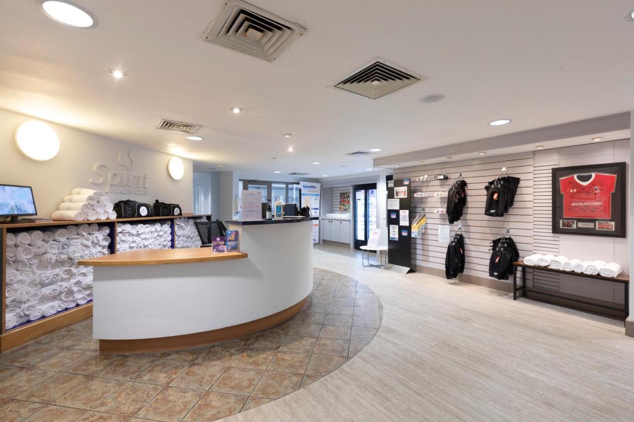 Holiday Inn Guildford By Ihg Екстериор снимка