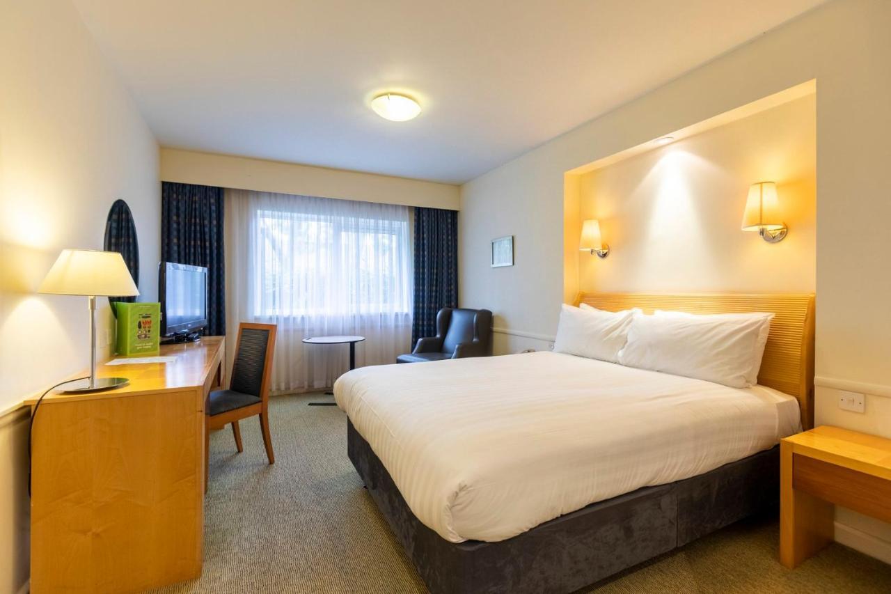 Holiday Inn Guildford By Ihg Екстериор снимка