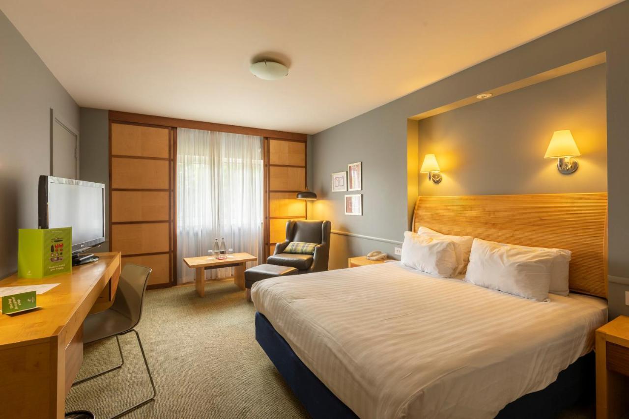 Holiday Inn Guildford By Ihg Екстериор снимка