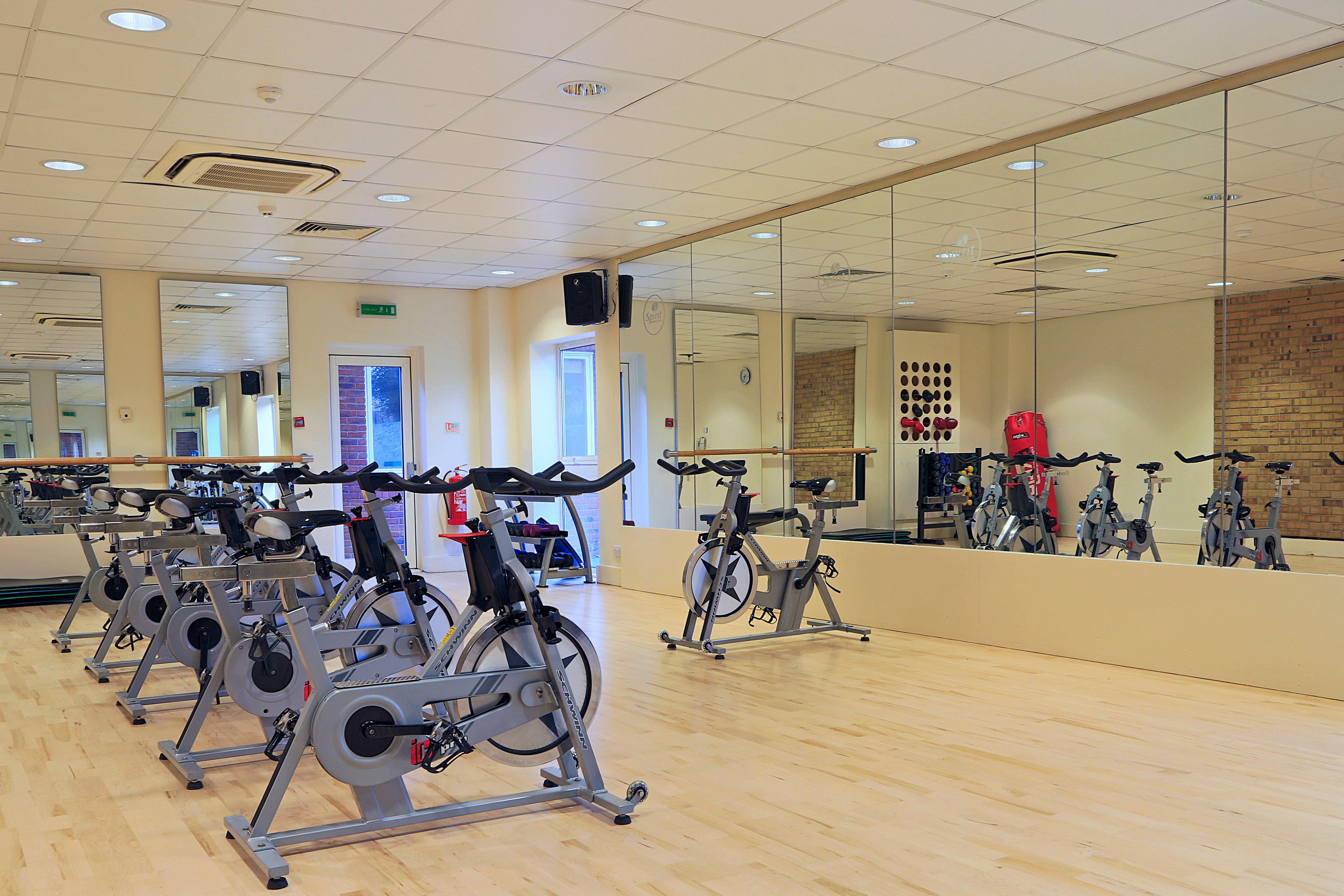 Holiday Inn Guildford By Ihg Екстериор снимка