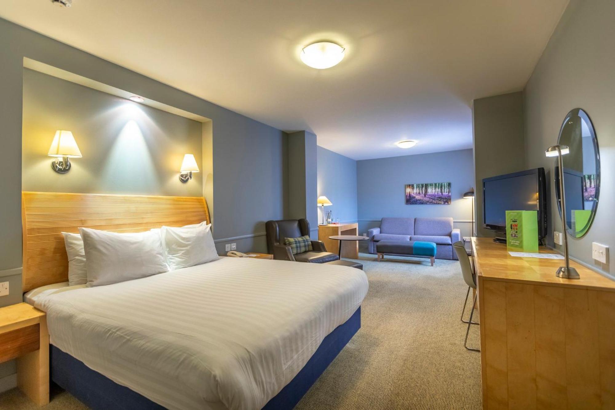 Holiday Inn Guildford By Ihg Екстериор снимка