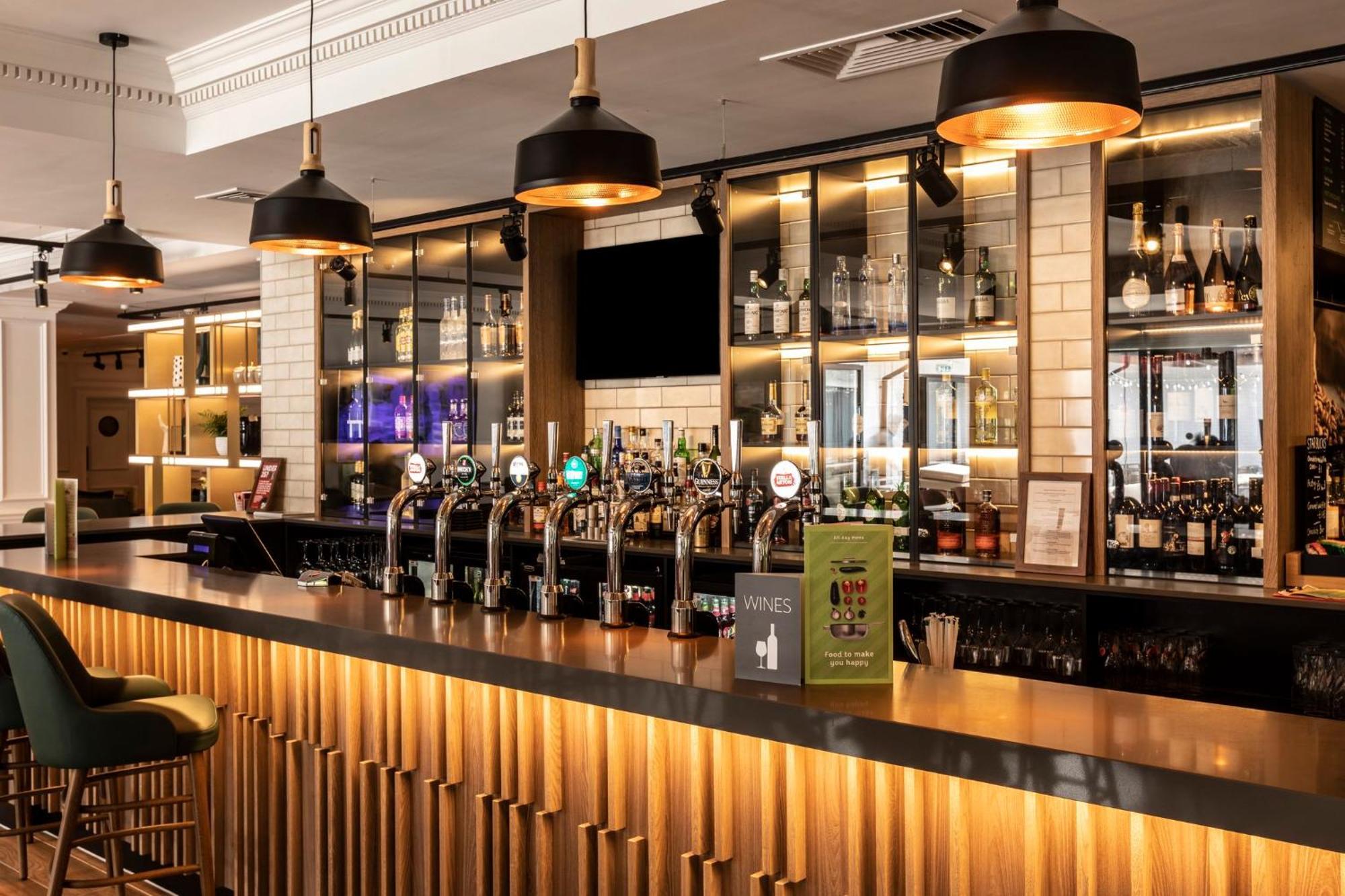 Holiday Inn Guildford By Ihg Екстериор снимка