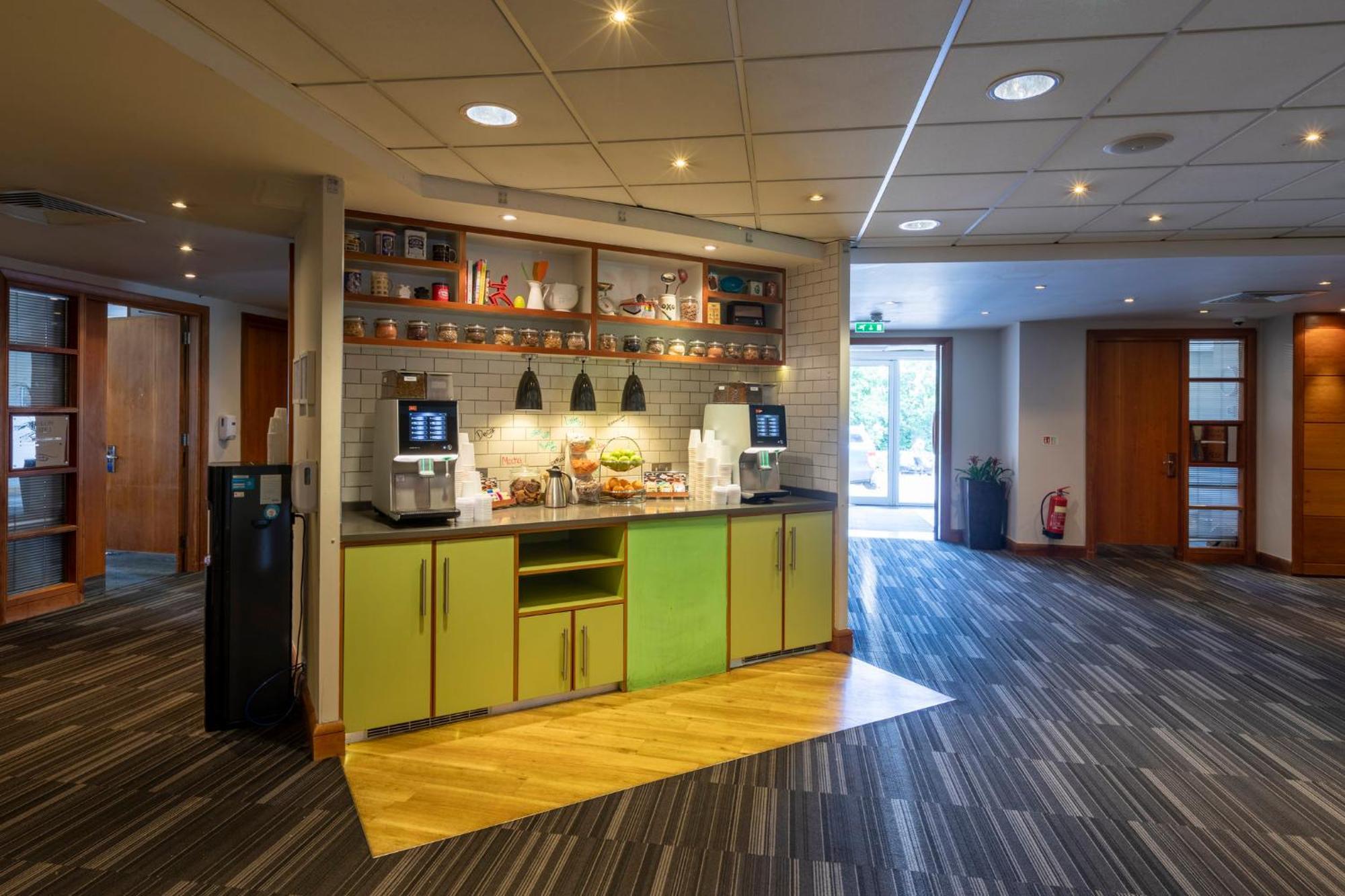 Holiday Inn Guildford By Ihg Екстериор снимка